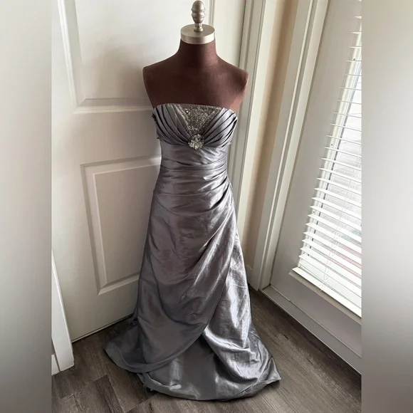 Elegant Silver Evening Gown Size 5 Juniors - Picture 2 of 5